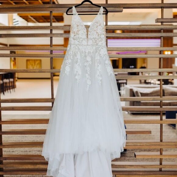 Elegant White Lace Evening Gown - Picture 7 of 13